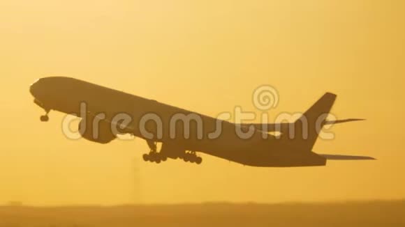 飞机起飞和上升迎着金色的夕阳天空视频的预览图