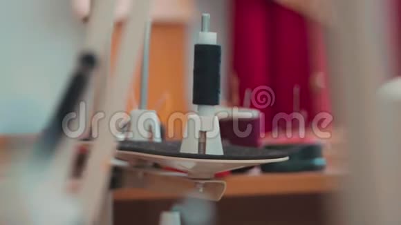 裁缝用缝纫机工作换线圈手工作业的特写视频的预览图