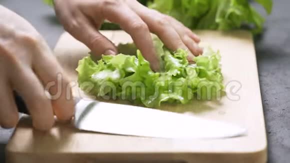 女厨师切新鲜生菜视频的预览图