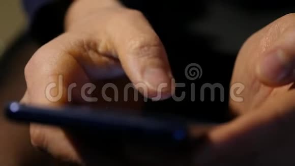 女人手指在智能手机的触摸屏上女孩上网购物慢动作视频的预览图