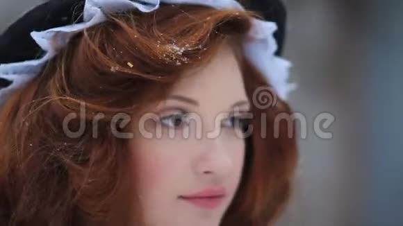 一个穿着民族服装的红发女孩的肖像灰姑娘童话人物视频的预览图