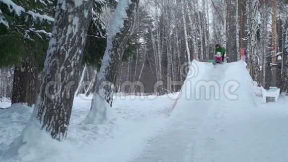 小女孩骑着大冰滑梯视频的预览图