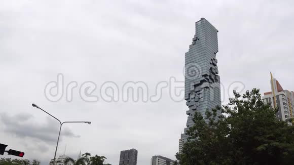 市中心的摩天大楼高高耸立在街道上的建筑物之上视频的预览图