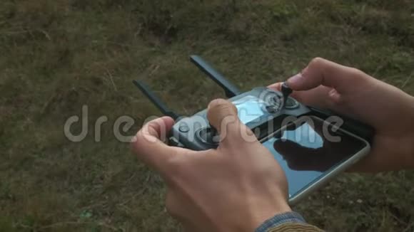 遥控无人机在男性手中的飞行员特写人导航飞行无人机配遥控器男子视频的预览图