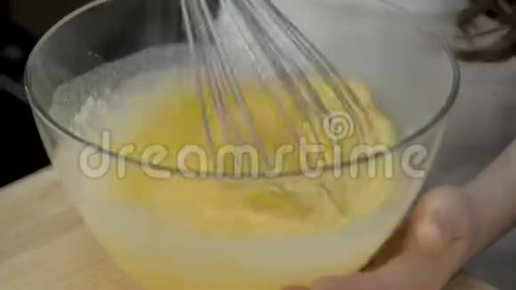 女孩在偷鸡蛋在玻璃碗里打鸡蛋视频的预览图