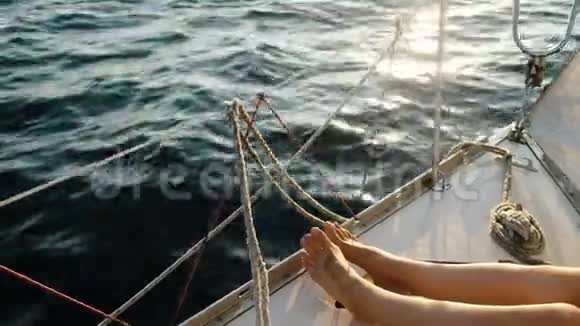 女子双腿脚在帆船游艇特写在公海视频的预览图