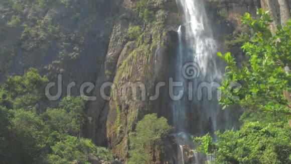 巨大的瀑布环绕着高耸的岩石悬崖视频的预览图