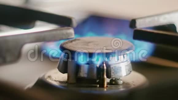 煤气炉燃烧器蓝色火焰的特写镜头视频的预览图