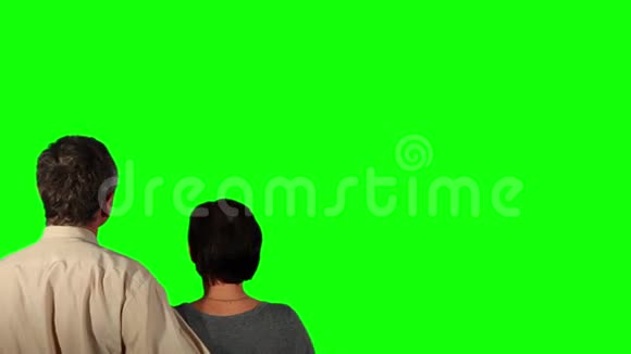 绿幕上的幸福夫妻视频的预览图