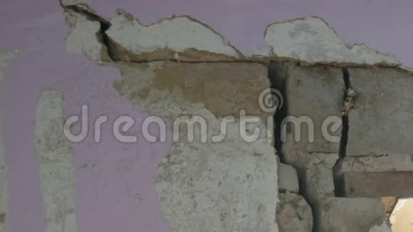 混凝土墙上的大洞和裂缝视频的预览图
