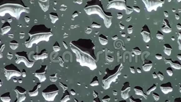 窗户玻璃上的水滴视频的预览图