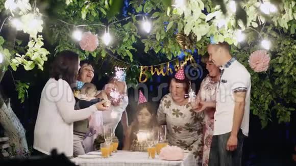 大家庭在后院庆祝生日快乐视频的预览图