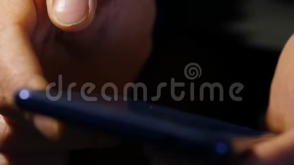 女人手指在智能手机的触摸屏上女孩上网购物4K视频的预览图