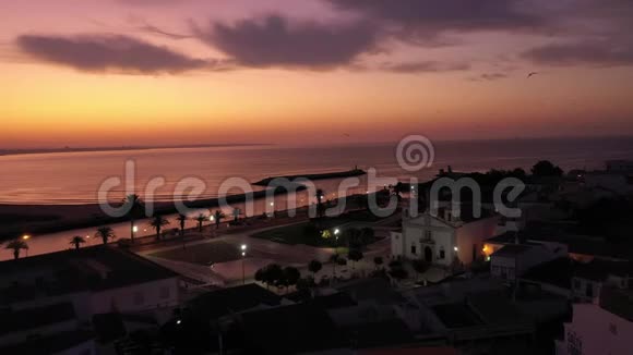 葡萄牙阿尔加维拉各斯中部和海滩上空日出的鸟瞰图视频的预览图