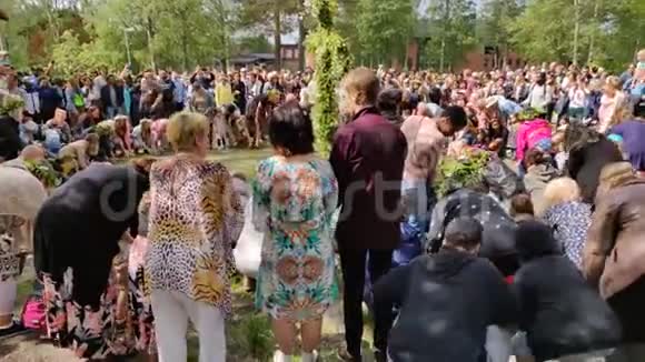 Umea瑞典2019年6月21日带着五颜六色的花冠享受瑞典仲夏视频的预览图