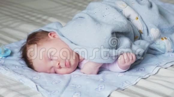 新生儿睡在床上视频的预览图
