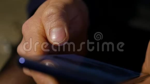 女人手指在智能手机的触摸屏上女孩上网购物慢动作视频的预览图