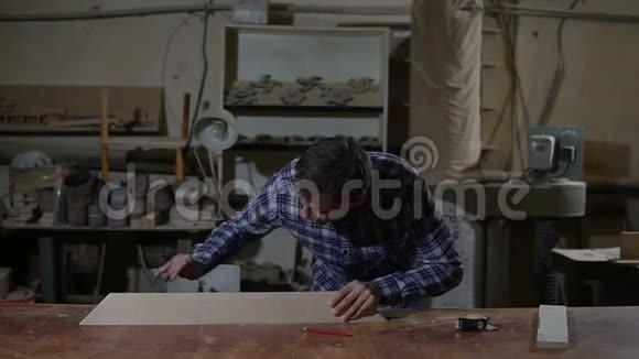 木工在桌面上用砂纸打磨木板木工车间的工作视频的预览图