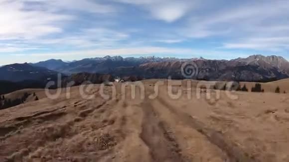 冬季干燥季节蒙特波拉地区的高垂行走意大利博加莫奥罗比阿尔普斯视频的预览图