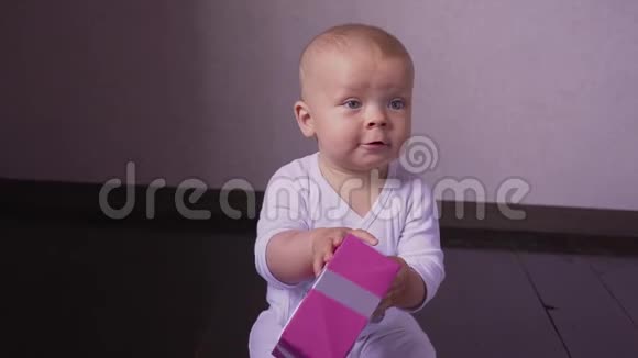 9个月大的宝宝带礼物给你视频的预览图