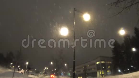 从黑暗的天空拍摄的4k片雪景背景光线充足视频的预览图