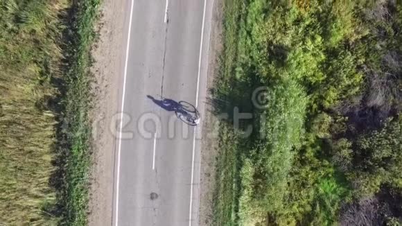 鸟瞰俄罗斯的自然Biker在路上视频的预览图