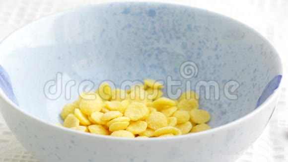 牛奶倒入一碗早餐玉米片中视频的预览图