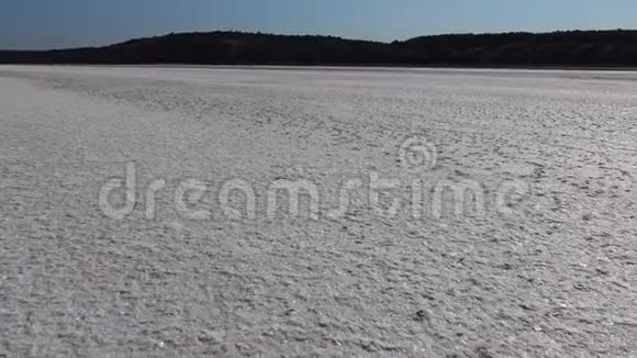 在库亚尔尼茨基河口上游底部结晶盐乌克兰库亚尔尼克河口视频的预览图