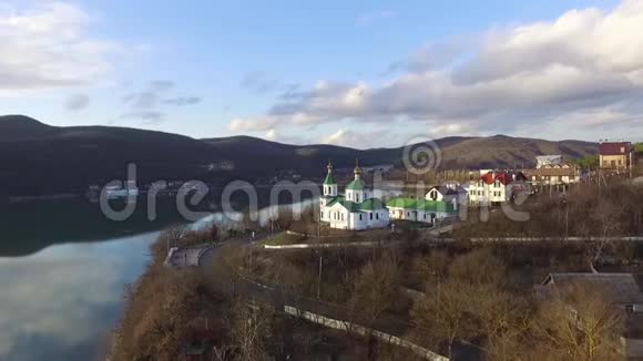鸟瞰教堂和城市俄罗斯村庄视频的预览图