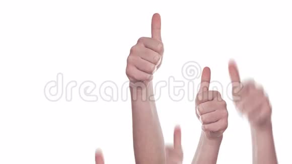 白种人中的一组他们把手上的大拇指做成类似赞同或赞同的符号视频的预览图