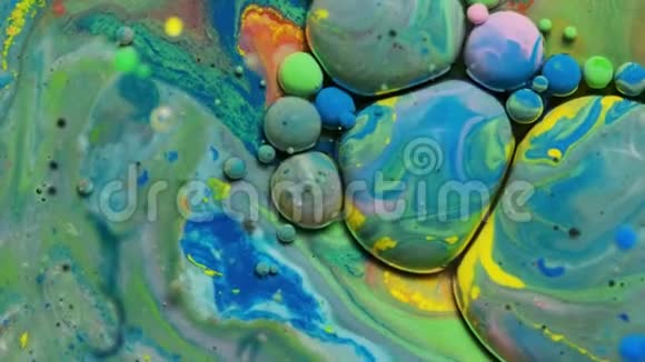 彩色油墨反应形成一个美丽的结构油漆气泡视频的预览图