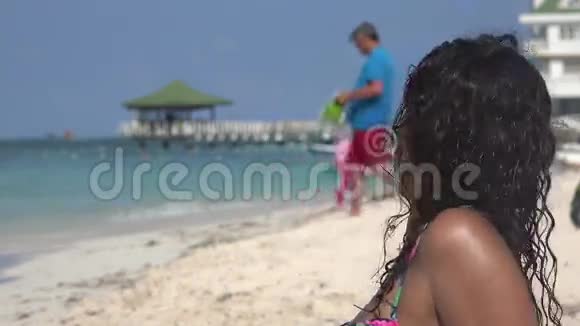 海滩上的旅游妇女视频的预览图
