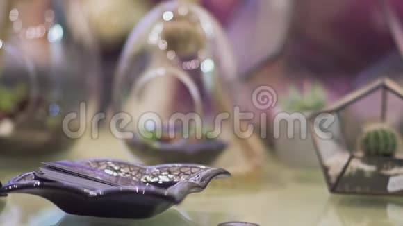 玻璃瓶中的装饰植物站在花店的桌子上焦点从前景转移到视频的预览图