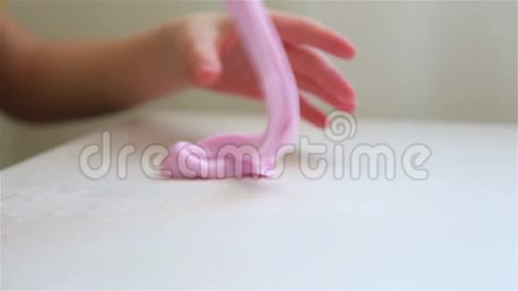 在白色桌子上玩滑滑粉红色丽赞高清1920x1080的孩子视频的预览图