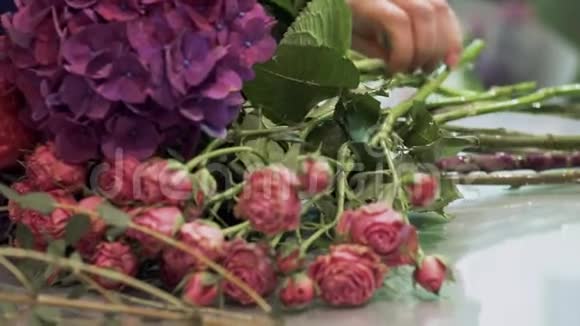 女性手在花束里摘花花商准备花束视频的预览图
