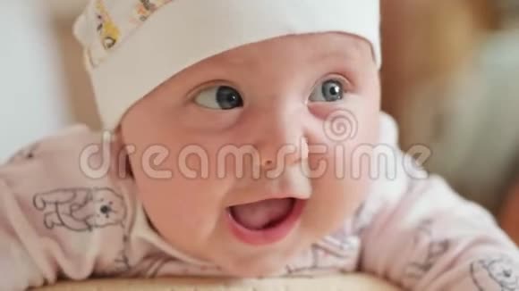 镜头中婴儿的表情特写镜头视频的预览图