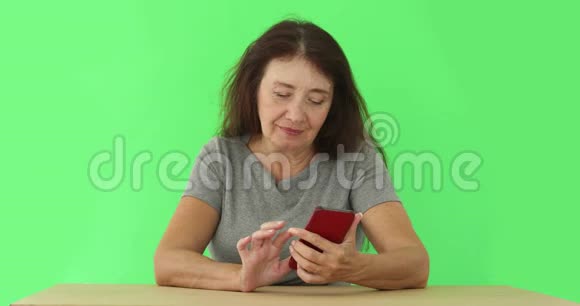 成年女性使用手机染色视频的预览图