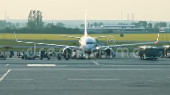 机场一架巨大的飞机站在跑道上涡轮机发出的温暖会影响空气并扭曲空气视频的预览图
