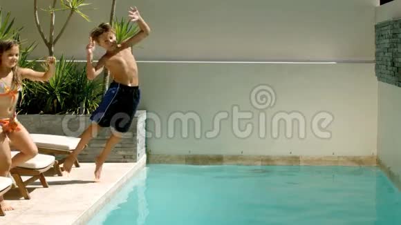 快乐的兄弟姐妹潜入游泳池视频的预览图