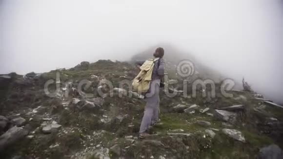 雾天走在山路上的女人视频的预览图