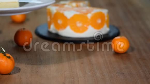 一块橘子摩丝蛋糕橙色摩丝蛋糕视频的预览图