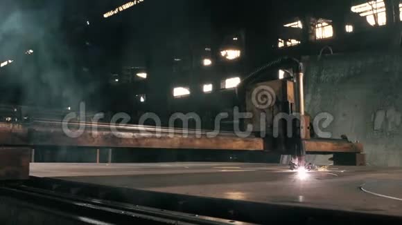 一种工业金属切割机将铁片切割成各种零件视频的预览图
