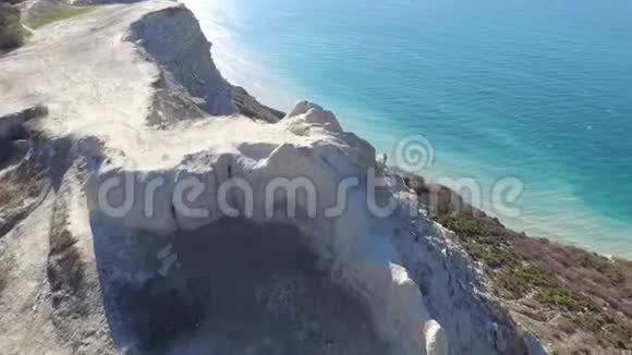 鸟瞰大海和日出岩石和山视频的预览图