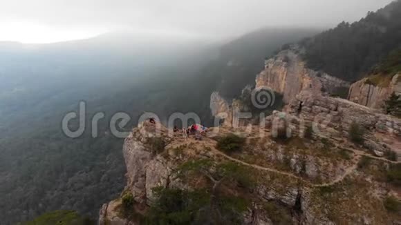 一群登山者坐在边上欣赏风景视频的预览图