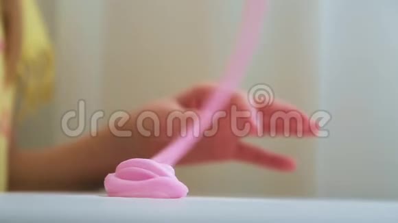 女孩旋转粉红色黏液HD1920x1080视频的预览图