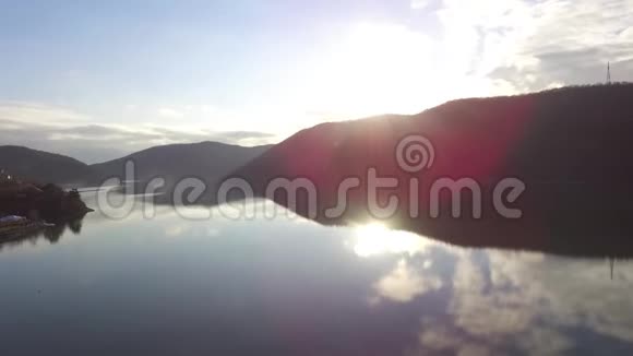 鸟瞰湖光日落令人惊叹的景色视频的预览图