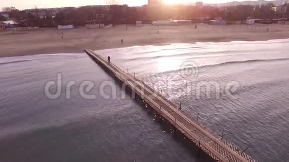 鸟瞰大海和日落海上大桥我要直奔视频的预览图