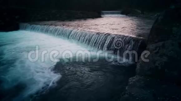 河流流经雨林视频的预览图