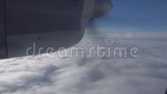 乘螺旋桨飞机飞越云层视频的预览图