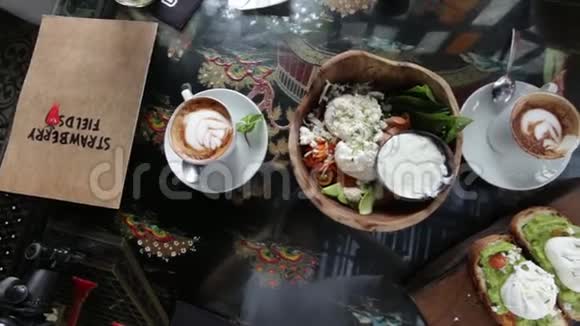 美味的早餐咖啡三明治和沙拉视频的预览图